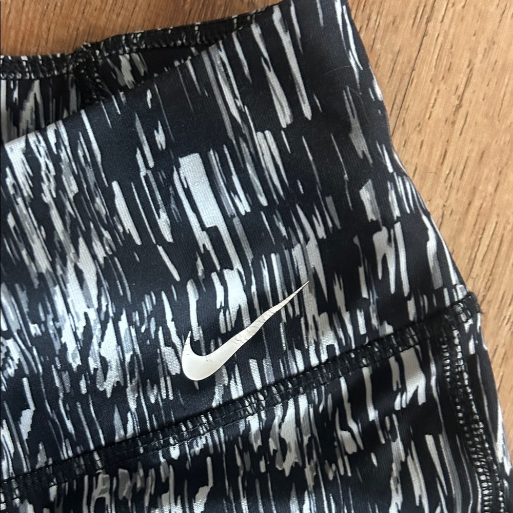 Women’s Nike Dri-Fit Black & White Patterned Leggings. Size Large
